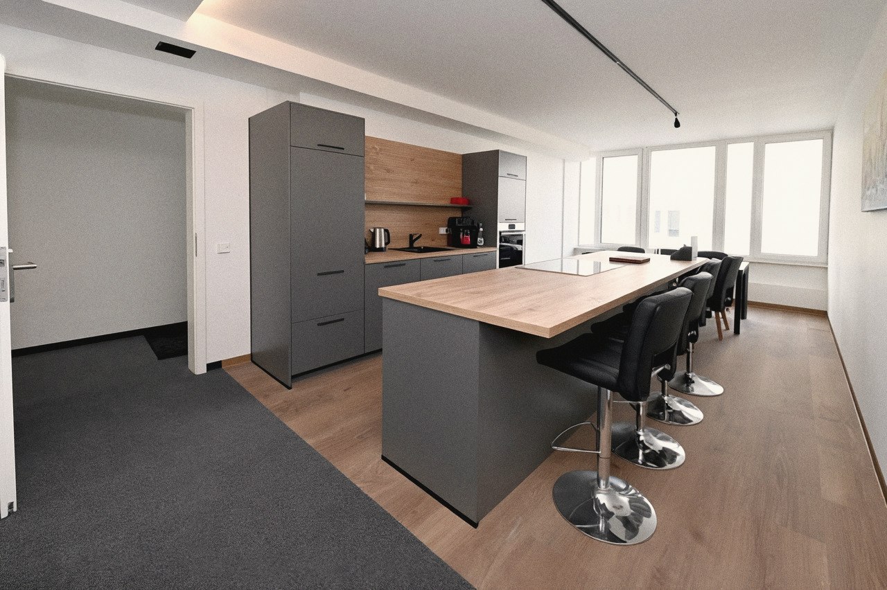Küche mit Theke und Barhockern im Büro